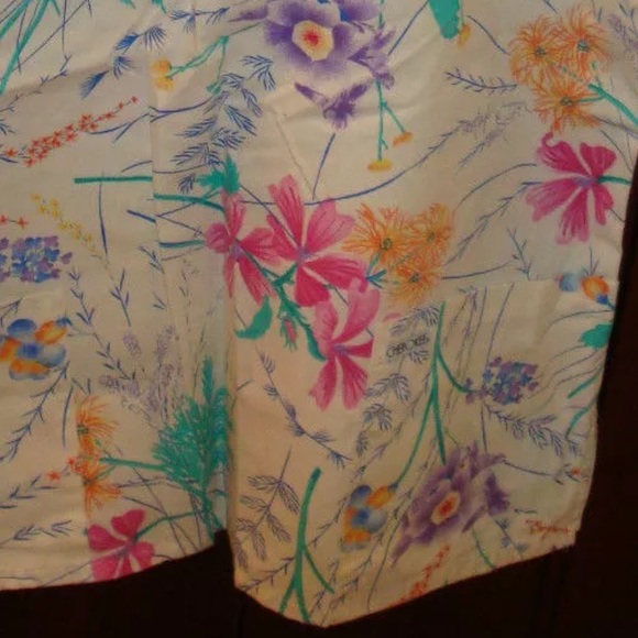 Women’s Medium V-Neck Floral Scrub - Picture 4 of 4